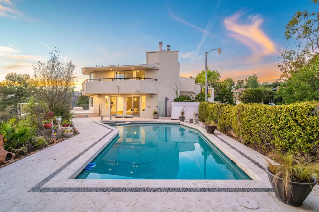 Why Are Travelers Opting for Los Angeles Villa Vacation Rentals Over Hotels
